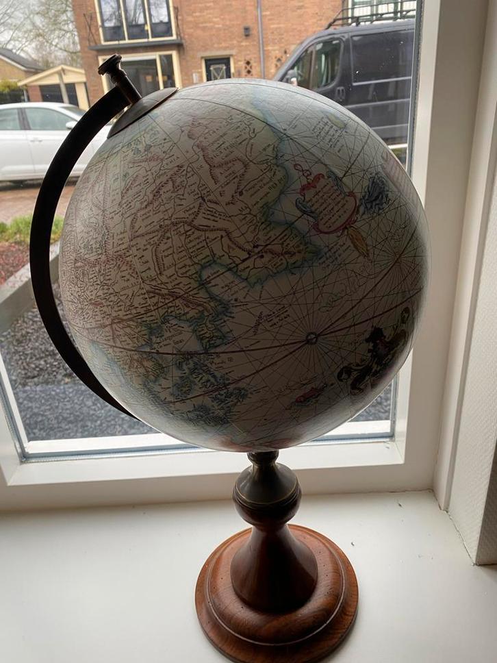 Antieke Wereldbol met Houten Voet - nochris 2.0 st anna, Huis en Inrichting, Woonaccessoires | Wereldbollen, Gebruikt, Ophalen