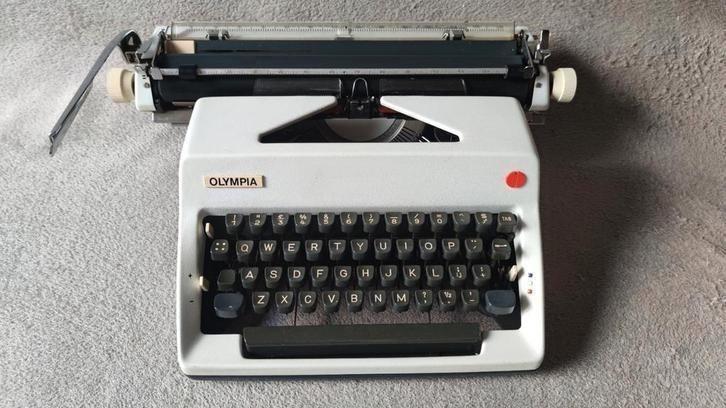 Olympia SM9 breitwagen, wide carriage typemachine, wit, Diversen, Typemachines, Zo goed als nieuw, Ophalen of Verzenden