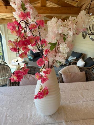Witte vaas met zijden kunstbloemen boeket wit roze beschikbaar voor biedingen