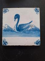 17e wandtegel zwaan in de sloot  Delft, Antiek en Kunst, Antiek | Wandborden en Tegels, Ophalen of Verzenden