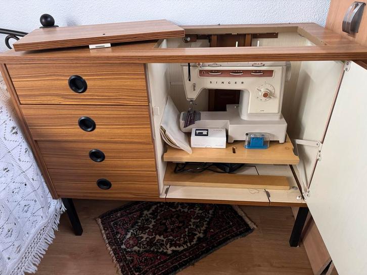 Singer Naaimachine in Kast, Hobby en Vrije tijd, Naaimachines en Toebehoren, Zo goed als nieuw, Singer, Ophalen
