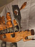 een Afrikaanse boot met een drakenkop en een bemanning van a, Ophalen of Verzenden