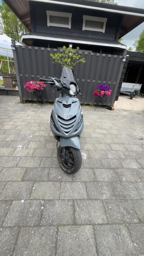 Nette piaggio zip, Fietsen en Brommers, Scooters | Piaggio, Zo goed als nieuw, Zip, Ophalen