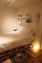 Palletbed 160x200 cm met 2 matrassen, Ophalen, Tweepersoons, Zo goed als nieuw, 160 cm
