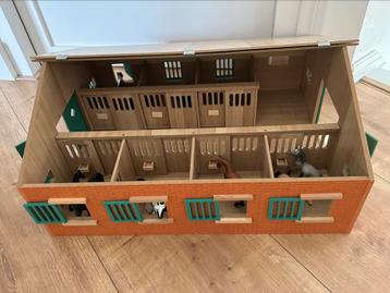 Stal met schleich paarden beschikbaar voor biedingen