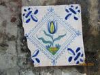 een 17e eeuwse tegel met een tulp, Ophalen of Verzenden