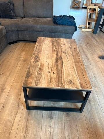 Salontafel (eventueel bijpassende set eettafel/kast) beschikbaar voor biedingen