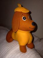 Vintage bruine hond met gele baret en trui. Dream pets, 1975, Ophalen of Verzenden, Zo goed als nieuw, Hond
