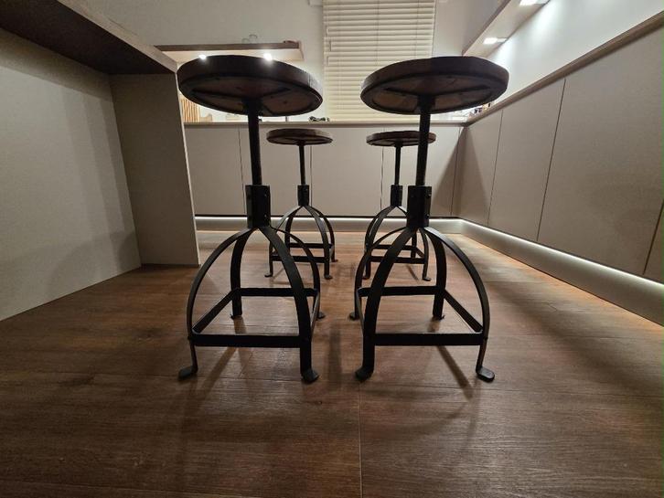 4 industriële bar/piano krukken – authentiek Woood, Huis en Inrichting, Barkrukken, Zo goed als nieuw, 30 tot 60 cm, Hout, Metaal