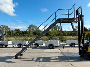 Nette gebruikte sralen trap met bordes 3.00-3.20M beschikbaar voor biedingen