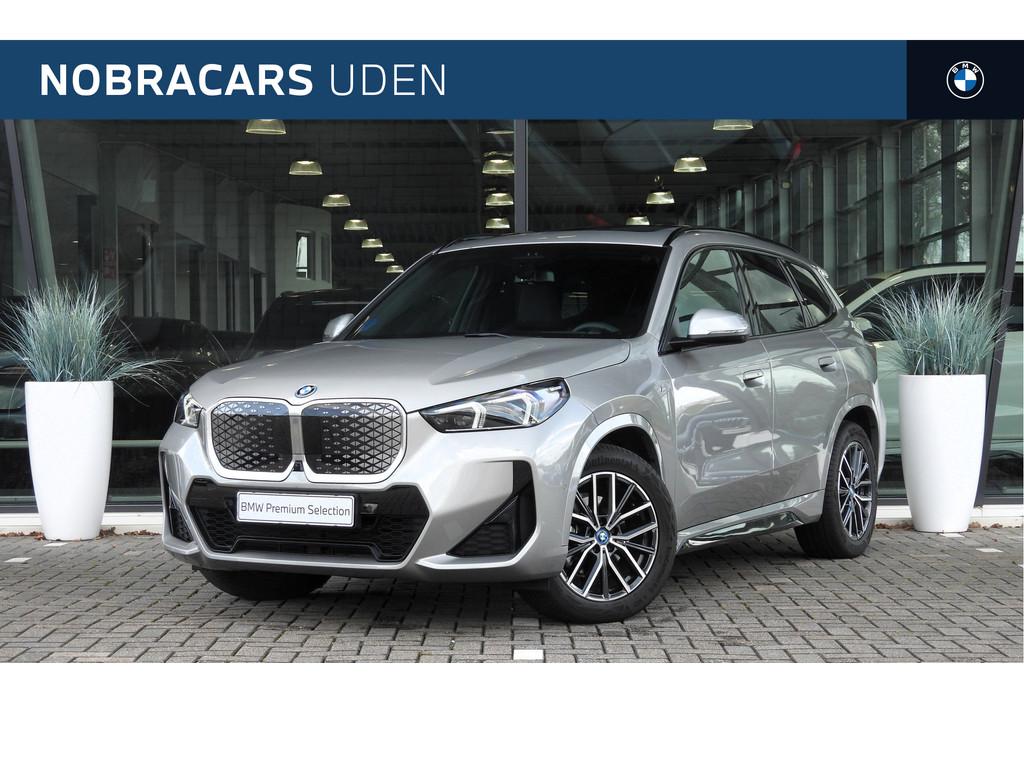BMW iX1 eDrive20 High Executive M Sport / Panoramadak / Spor, Gebruikt, Zwart, Met garantie (alle), SUV of Terreinwagen