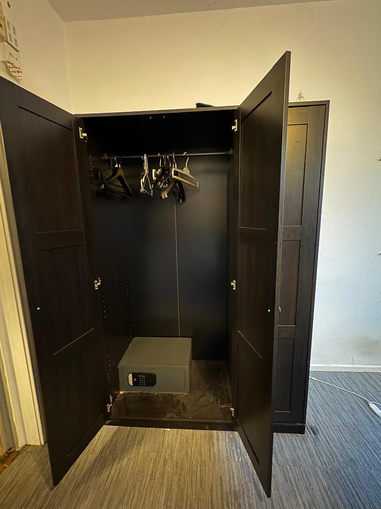 Perfecte kast voor kamers (IKEA) + kluis (student ready), Huis en Inrichting, Ophalen, Met deur(en), 100 tot 150 cm, Zo goed als nieuw