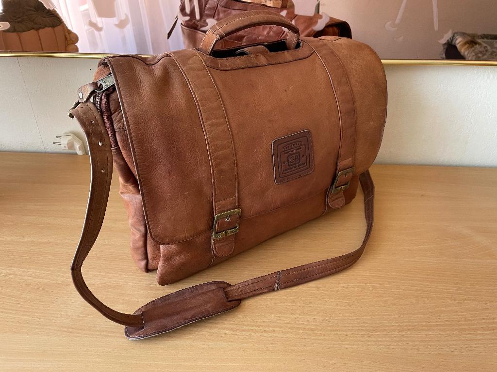 Bruine leren Geoffrey Beene schoudertas / messenger bag, Sieraden, Tassen en Uiterlijk, Tassen | Schoudertassen, Gebruikt, Overige merken