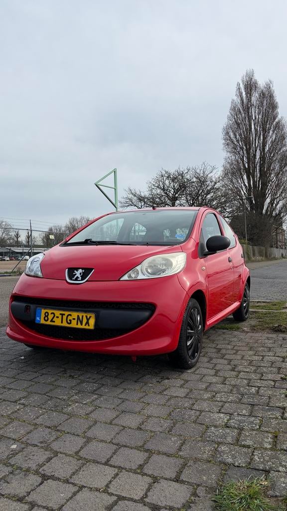 Peugeot 107 1.0 12V 5DR 2006 Rood, Auto's, Peugeot, Voorwielaandrijving, 4 stoelen, 68 pk, Origineel Nederlands