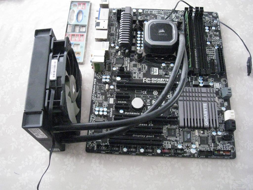 Gigabyte ga -z68x-ud3h-b3Met een i 7 2600 processor1155 soc, Computers en Software, Moederborden, Ophalen, DDR3, Zo goed als nieuw