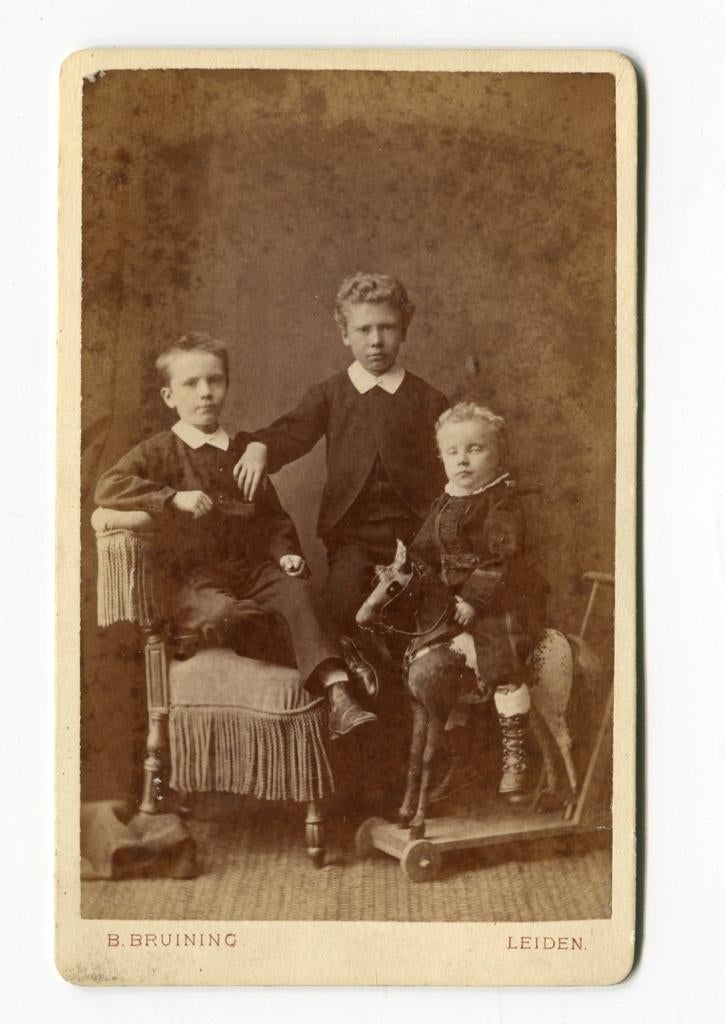 Carte de Visite, B. Bruining Leiden. 3 kinderen. circa 1870, Foto, Ophalen of Verzenden, Zo goed als nieuw, Voor 1940