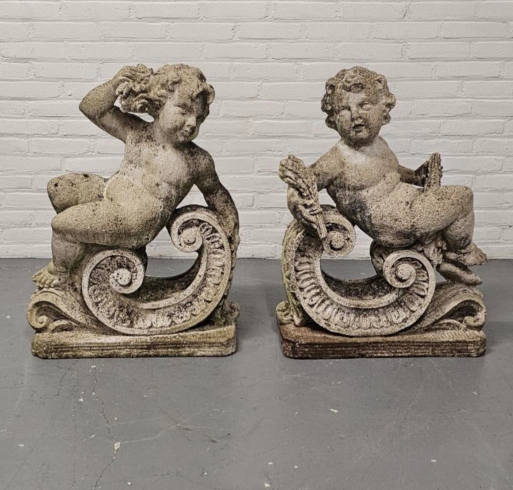 2 Klassieke betonnen Tuinbeelden zittende putto/ putti, Tuin en Terras, Overige materialen, Gebruikt, Overige typen, Ophalen of Verzenden