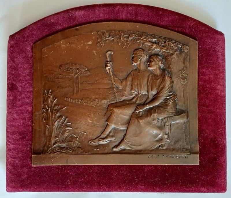 Antieke bronzen plaquette man en vrouw zitten op een bank, Ophalen of Verzenden