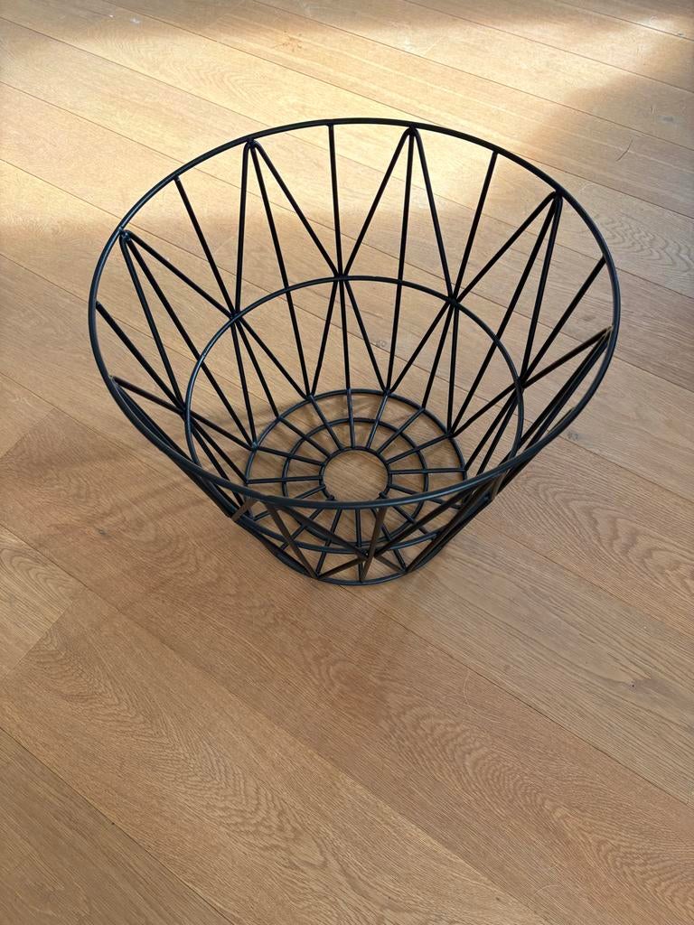 Ferm Living mand zwart - stijlvol en veelzijdig, Huis en Inrichting, Woonaccessoires | Schalen en Manden, Ophalen, Overige materialen