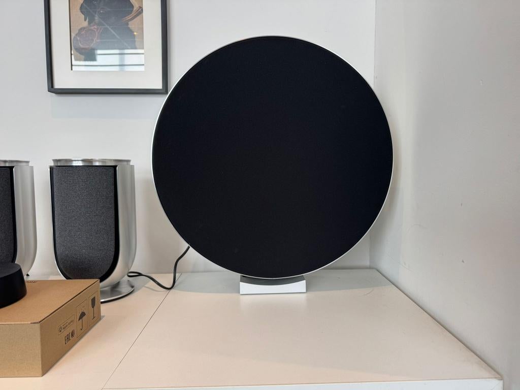 Beosound Edge | Alu/zwart | vloerstand | B&O Bang en Olufsen, Gebruikt, Info@bang-olufsen.dk, 120 watt of meer, Bang & Olufsen Alle 1 / DK-7600 Struer / Denmark