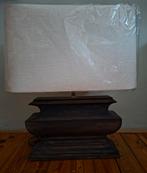 Robuuste landelijke tafellamp met houten voet, Huis en Inrichting, Lampen | Tafellampen, 50 tot 75 cm, Robuust, Landelijk, Nieuw