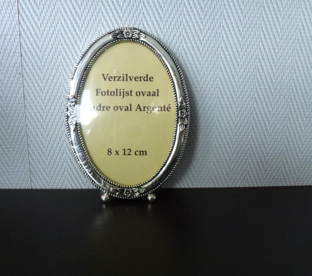 Ovaal verzilverd staand fotolijstje met bloemenrand. NIEUW !, Ophalen of Verzenden, Nieuw