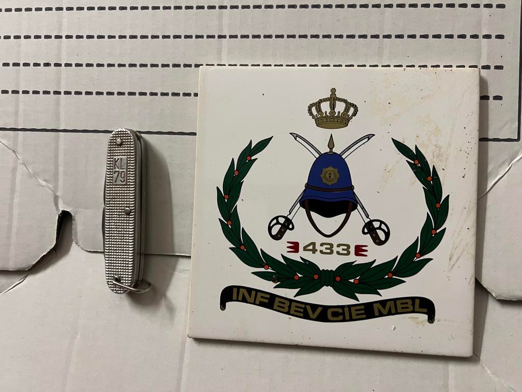 Zakmes KL 79 en militaire tegel INF BEV CIE MBL 433E', Ophalen of Verzenden, Gebruikt