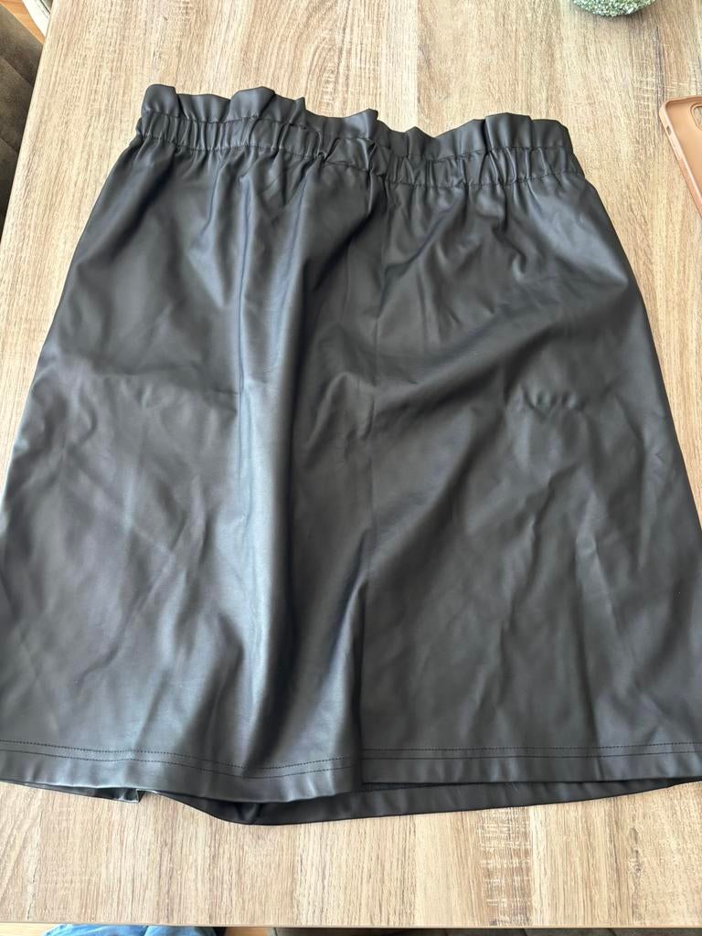 Vero Moda Korte rok zwart nep leer maat xxl 46 48 zga NIEUW, Kleding | Dames, Rokken, Zwart, Maat 46/48 (XL) of groter, Ophalen of Verzenden