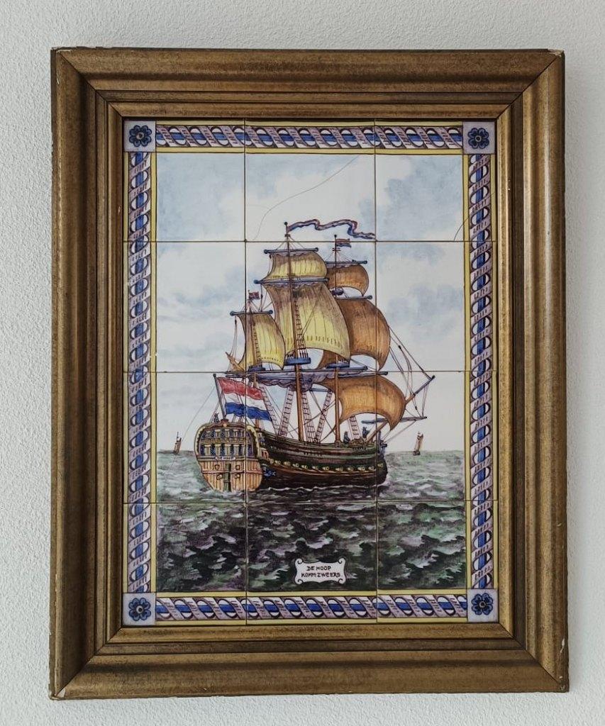 Antiek Tegeltableau V.O.C. schip - De Hoop komm. Zweers, Antiek en Kunst, Kunst | Schilderijen | Klassiek, Ophalen
