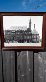 INGELIJSTE FOTO STADHUIS HAARLEN JAREN 60/70, Ophalen of Verzenden, 1960 tot 1980, Gebruikt, Overige onderwerpen
