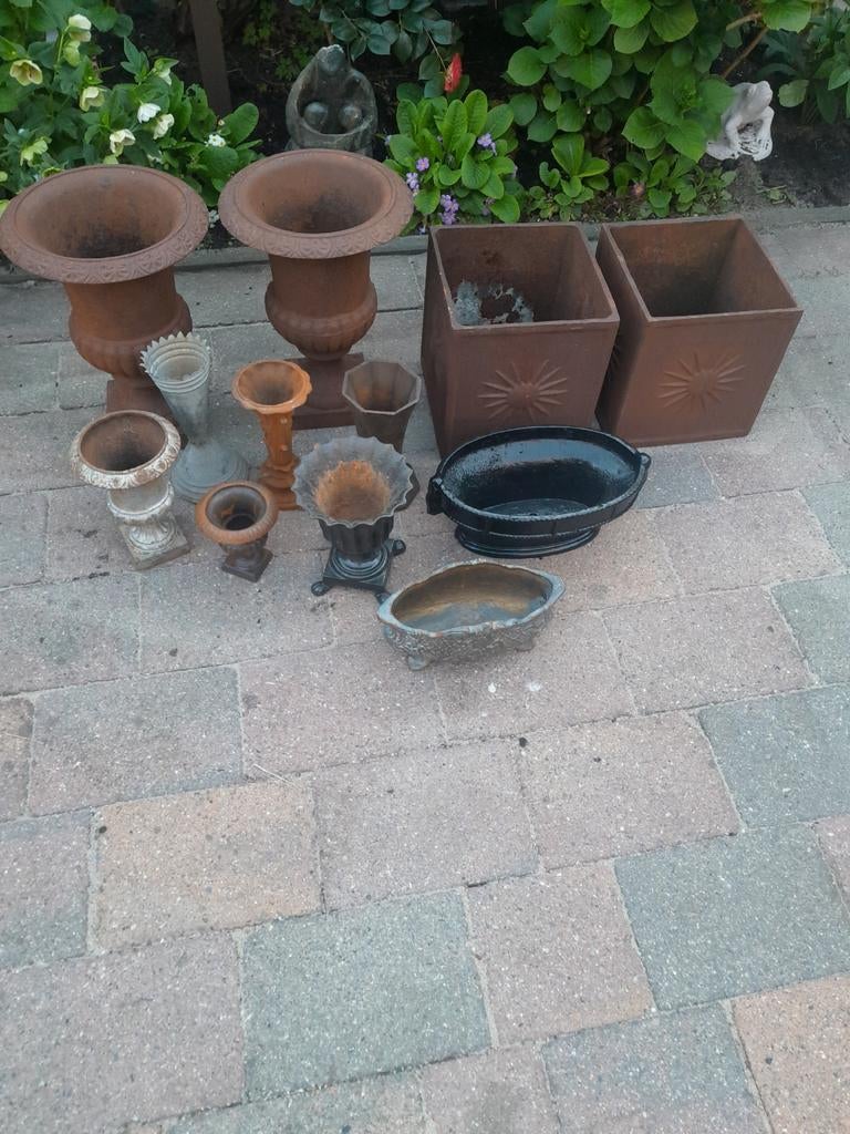 Diverse collectie gietijzeren bloempotten en vazen, Tuin en Terras, Ophalen, Gebruikt, Metaal, Balkon