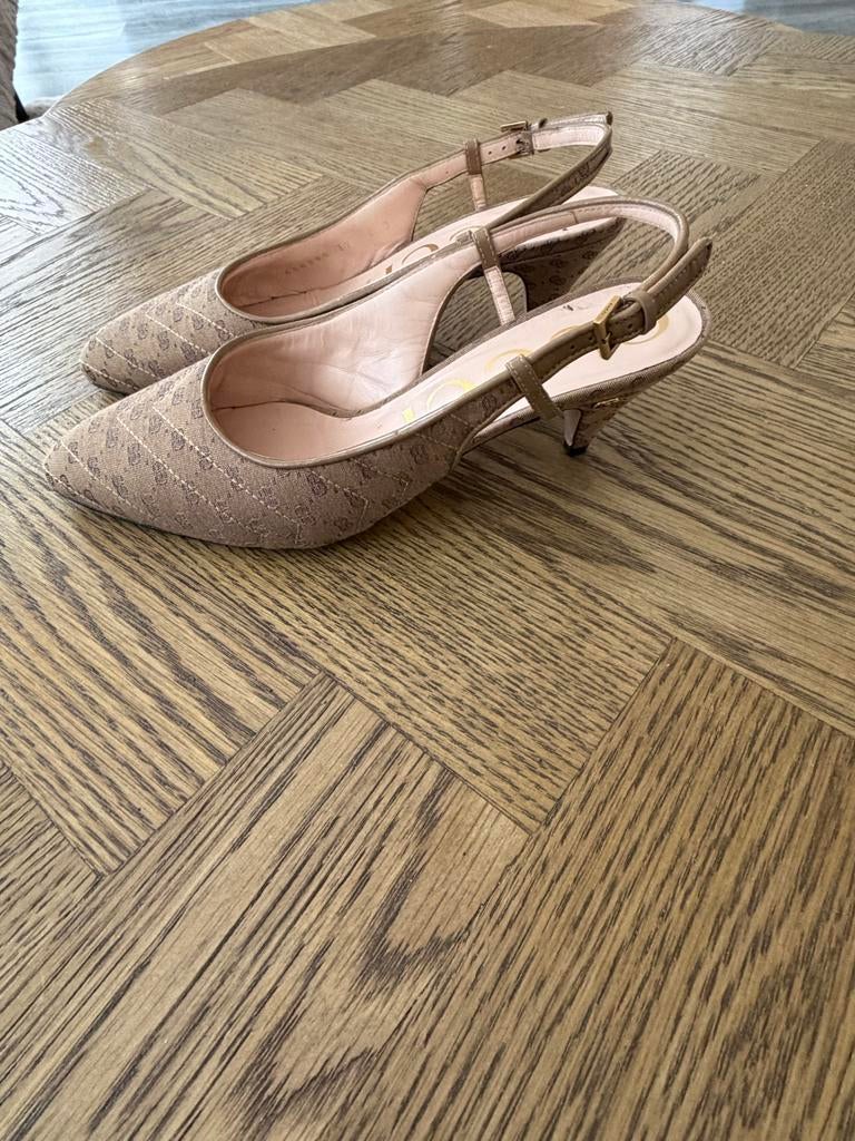 Gucci Slingback Pumps met GG-patroon, Kleding | Dames, Schoenen, Ophalen of Verzenden, Zo goed als nieuw, Beige, Pumps