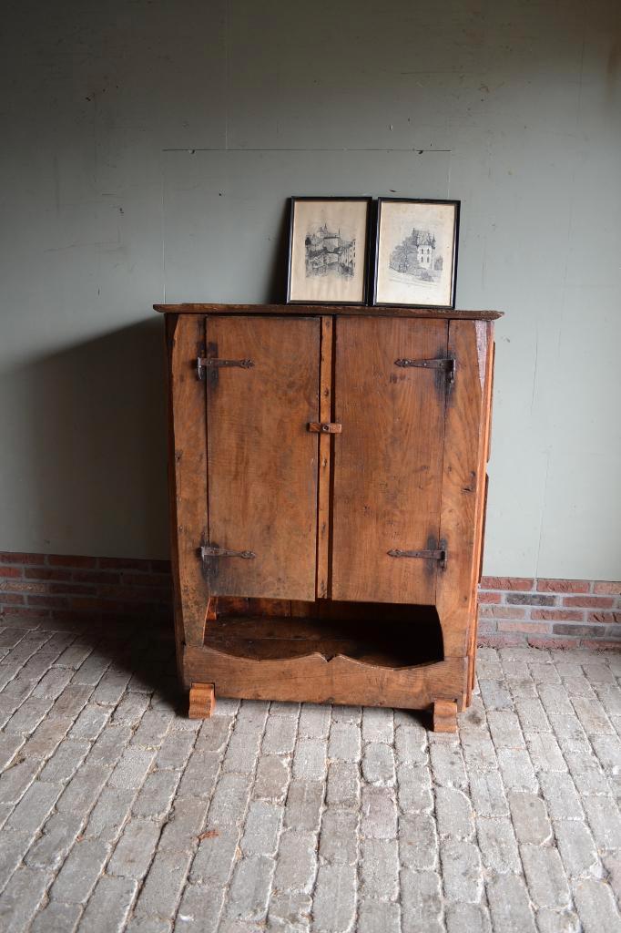 Prachtige antieke Spaanse noten houten voorraad kast., Antiek en Kunst, Antiek | Meubels | Kasten, Verzenden