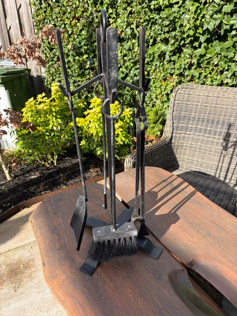 Kingson Moderne Gietijzeren Open Haard Gereedschapsset Borstel, Schep, Pook en Tang 19,5x17xH46cm Stijlvolle Houtkachel Accessoires en Haardset