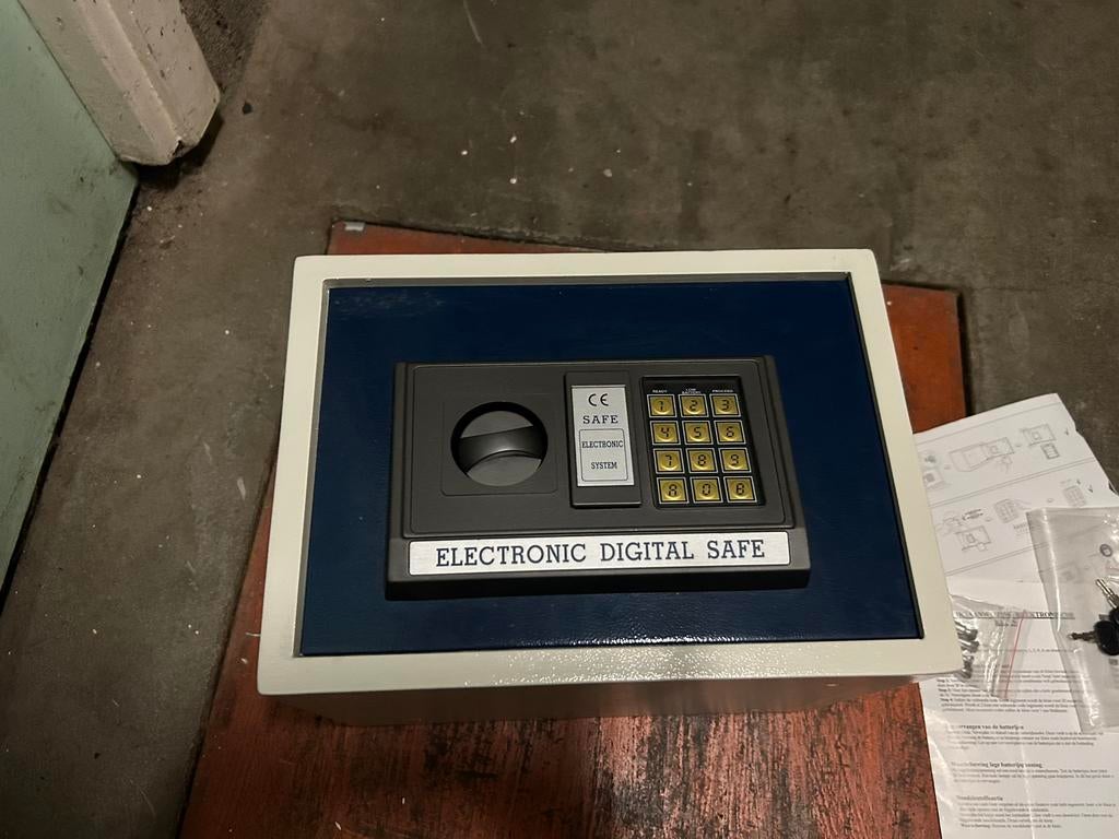 Sterke kluis met cijfercode en 2 sleutels, Ophalen of Verzenden, Zo goed als nieuw, Overige merken