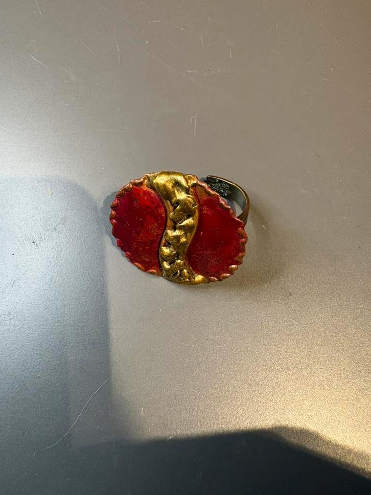 Vintage verstelbare artisan ring brutalist  rood goudkleurig, Sieraden, Tassen en Uiterlijk, Ringen, Zo goed als nieuw, Dame, Goud