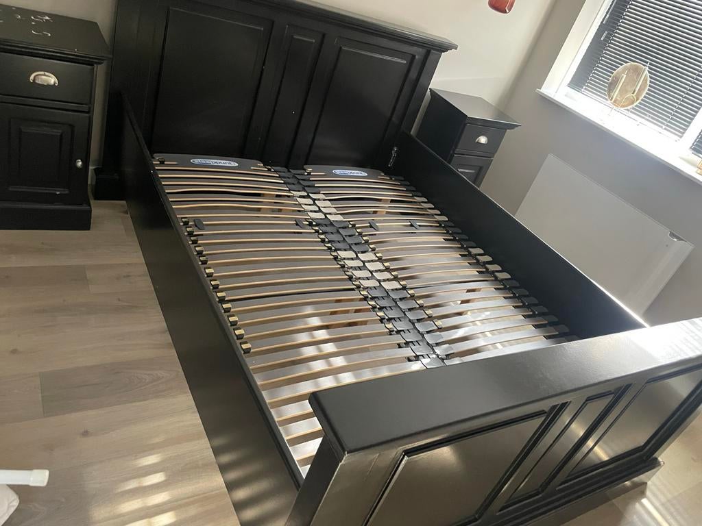 Houten bed met 2 nachtkastjes en 2 lattenbodems, Ophalen, Gebruikt, Zwart, Tweepersoons