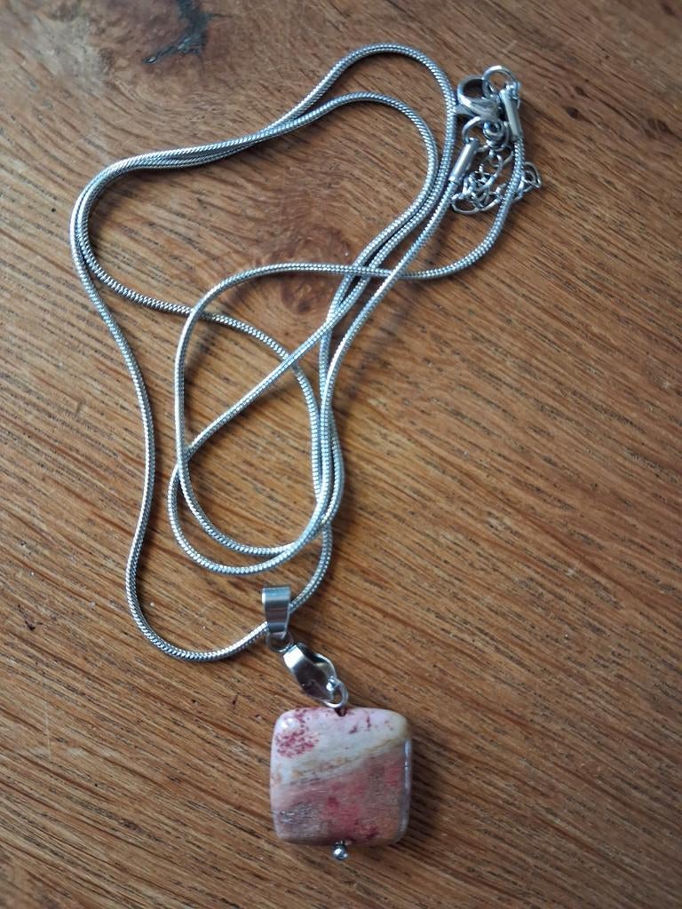 Zilverkleurige ketting met roze/beige steen hanger, Sieraden, Tassen en Uiterlijk, Kettingen, Gebruikt, Steen of Mineraal, Roze
