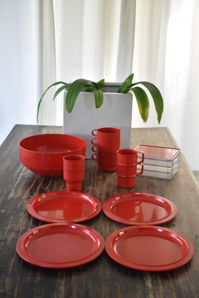 Mepal rood 4 persoons buitenservies borden bekers bestekla, Ophalen of Verzenden, Gebruikt