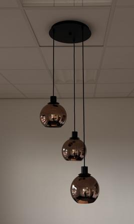 Design hanglamp met 3 glazen bollen – roze/goud – modern, Huis en Inrichting, Lampen | Hanglampen, Zo goed als nieuw, 75 cm of meer