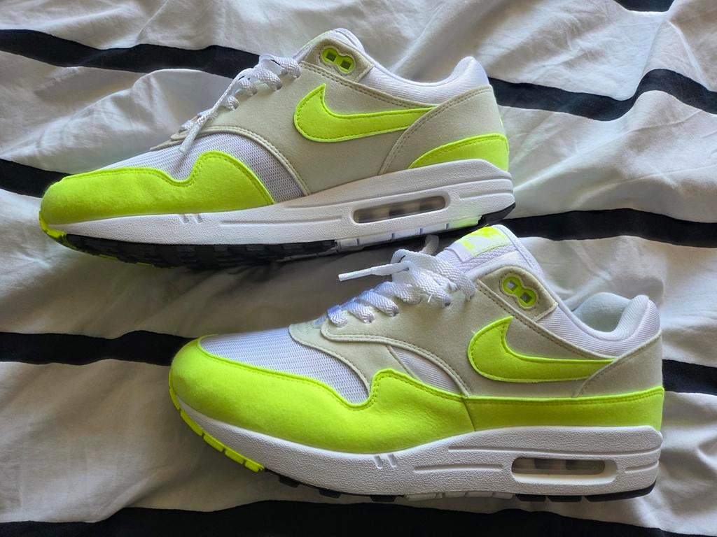 Nike Air Max 1 (W)  "Volt suède" maat 44, Kleding | Heren, Schoenen, Ophalen of Verzenden, Nieuw, Overige kleuren