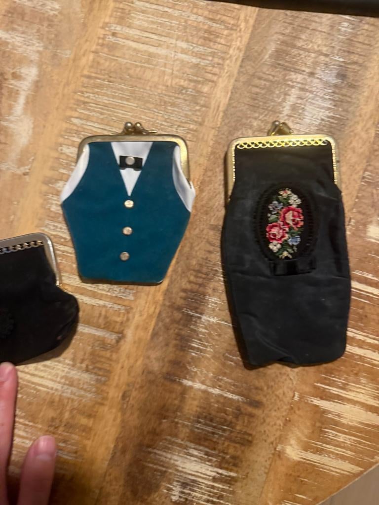 3 kleine beursjes, 2 zwarte en 1 in de vorm met vlinderdas, Ophalen of Verzenden