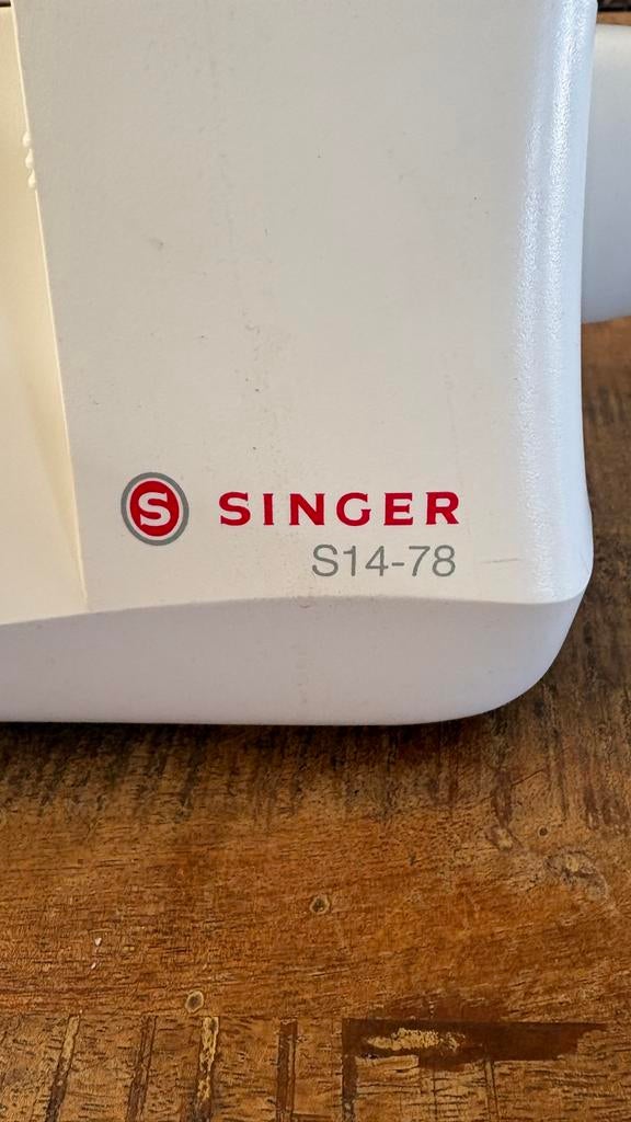 Singer S14-78 Lockmachine met Vrije Arm en Rolzoom, Hobby en Vrije tijd, Naaimachines en Toebehoren, Ophalen of Verzenden, Gebruikt