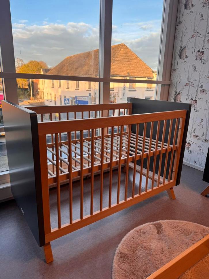 Bopita Kyan Ledikant Babykamer Outlet, Kinderen en Baby's, Babywiegjes en Ledikanten, Nieuw, Ledikant, Ophalen