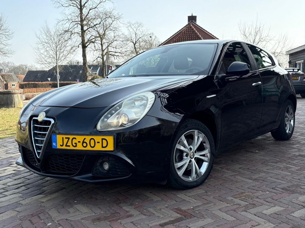 Alfa Romeo Giulietta 1.4 Turbo XENON/ LED, Auto's, Alfa Romeo, Voorwielaandrijving, Stof, Zwart, 4 cilinders