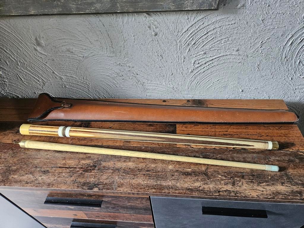 Vintage Biljartkeu, hout en messing met leren koker, Ophalen of Verzenden, Gebruikt, Keu of Ballen