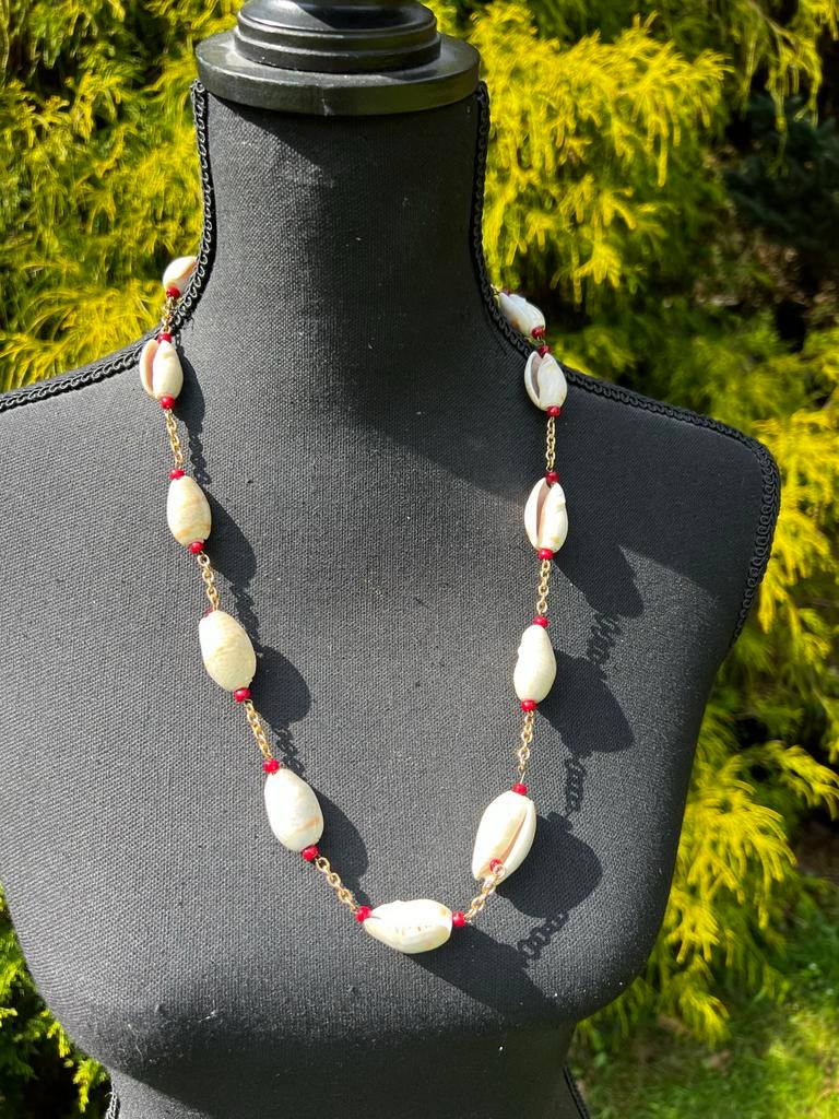 Kauri schelpen  vergulde schakelketting met rode kralen, Ophalen of Verzenden, Gebruikt, Goud, Overige materialen