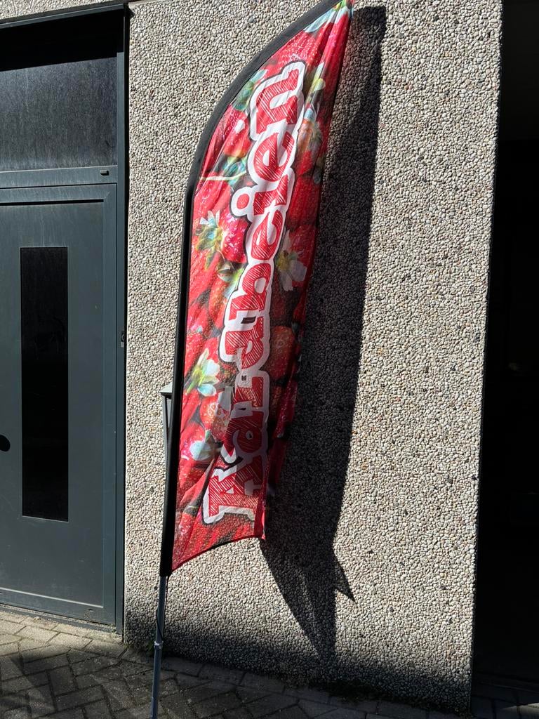 Te koop reclame aardbeien vlag banner beachvlag, Ophalen of Verzenden, Zo goed als nieuw