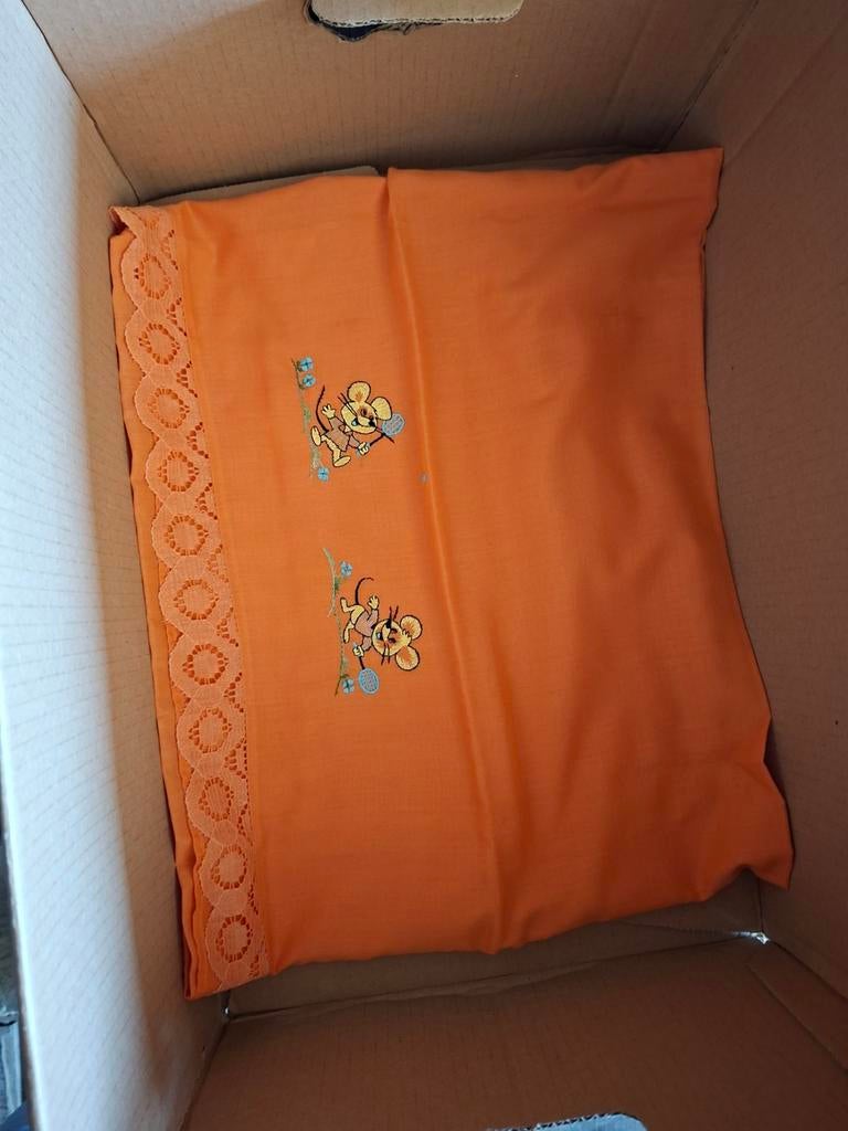 Vintage baby beddengoed - complete set in bananendoos, Huis en Inrichting, Gebruikt, Eenpersoons, Oranje, Ophalen of Verzenden