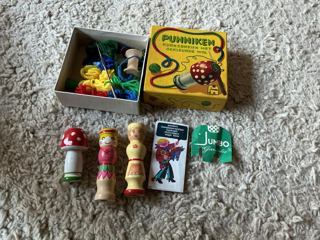Punnikset met wol en  punnik poppetjes opbr giro 555, Ophalen of Verzenden, Gebruikt, Breien, Overige typen